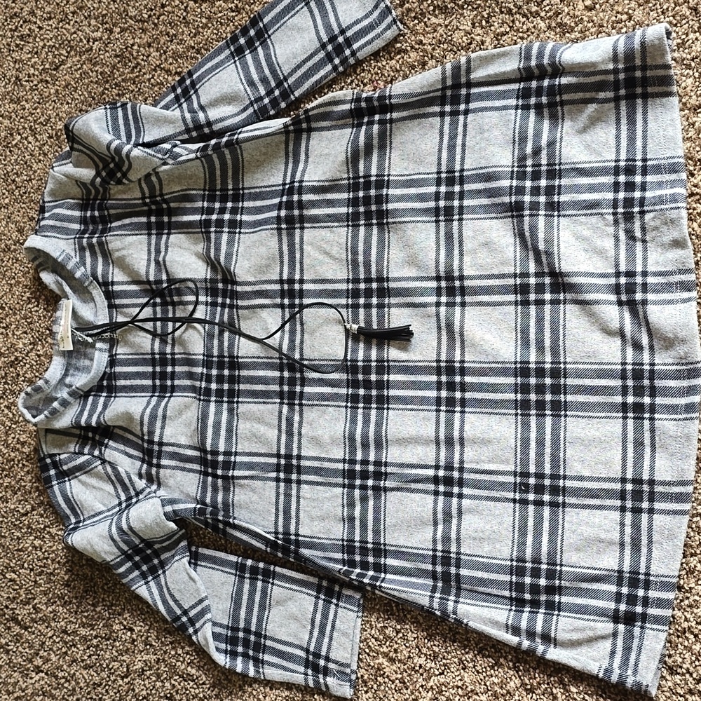 Women's size small  quarter sleeve top